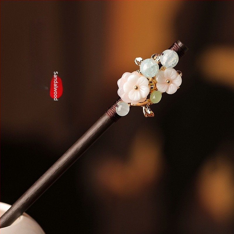 Fából készült hajtű füzérrel, kínai stílusú, masni kötés részlettel, egyedi csomagolásban, esküvőre (Tavasz 2025)