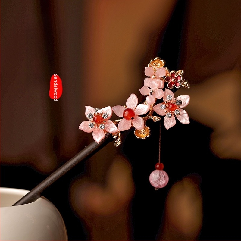 Fából készült hajtű füzérrel, kínai stílusú, masni kötés részlettel, egyedi csomagolásban, esküvőre (Tavasz 2025)