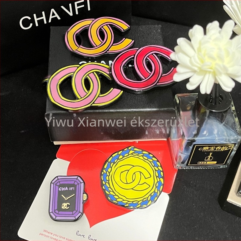Akril brooch Double C dizájn, divatos stílus, dekoratív és multifunkcionális, csepp olaj technika, nyár 2023