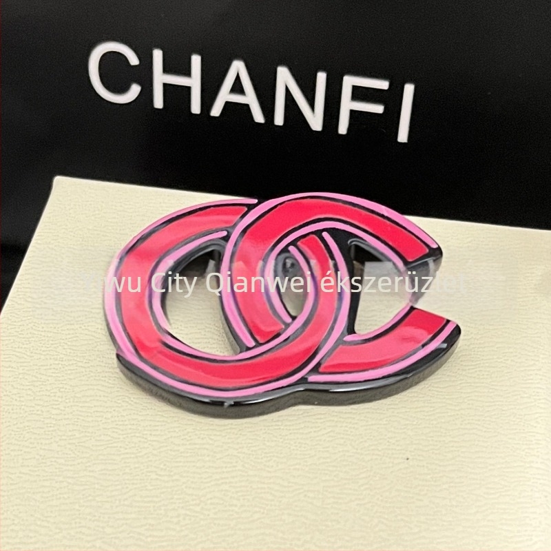 Akril brooch Double C dizájn, divatos stílus, dekoratív és multifunkcionális, csepp olaj technika, nyár 2023