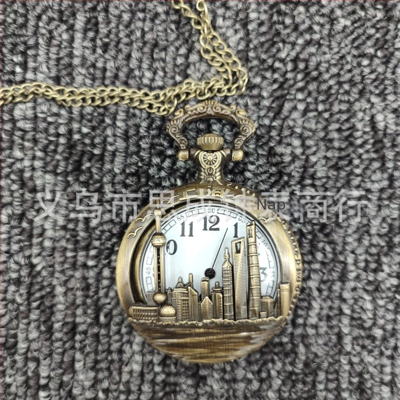 Kvarc zsebóra, fémből készült tokkal, kör alakú számlappal, üregesen faragott lokomotív motívummal, mozgásmodell 68