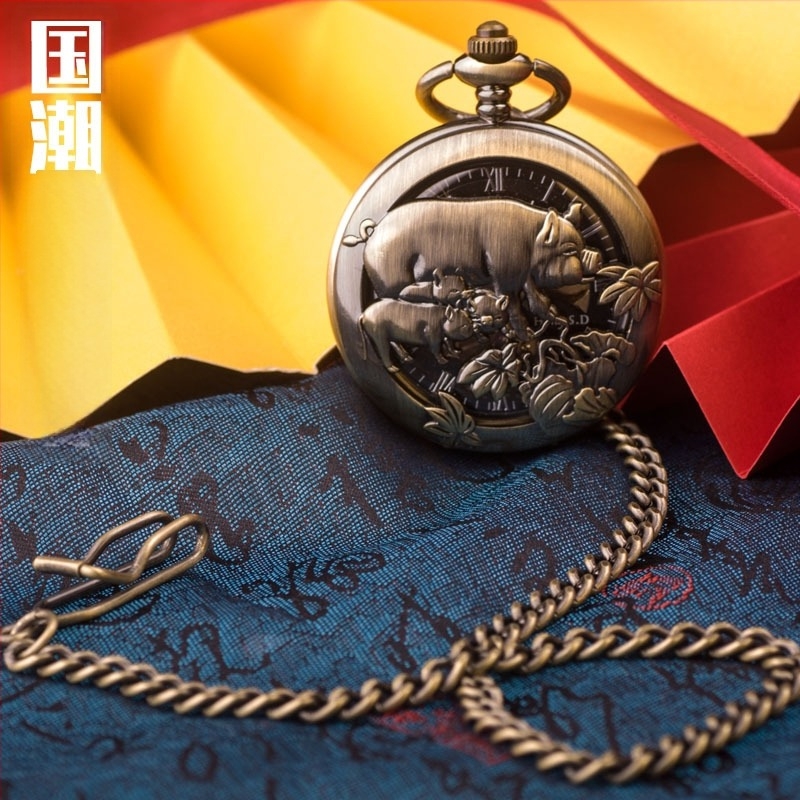 Láncos zsebóra – domborodó zodiákus motívum, ablakos mechanizmus, nagy számlap római számokkal; Seagull mozgás, 50 m vízállóság, tokkal cinkötvözet, műanyag kristály, logónyomtatási lehetőség