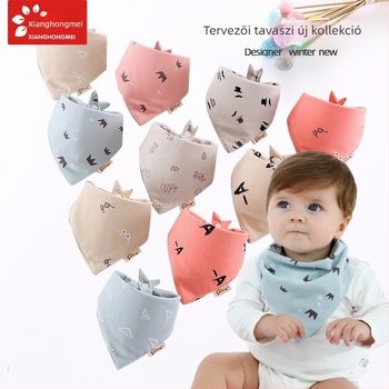 Háromszög alakú baba etető kendő — vízálló, pamut >95%, mesefilm minta, 0–3 éveseknek (újszülöttek 0–1 év; biztonsági osztály A)