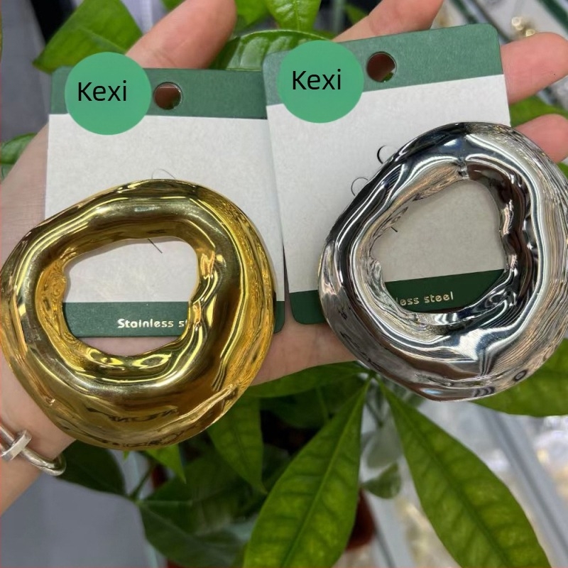 Rozsdamentes acél kitűző geometriás csillagmotívummal, elektroplattált bevonattal, dekoratív ékszer Kuoxi jewelry
