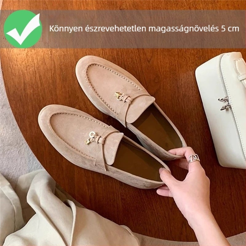 Női slip-on mokaszin bojtos és csattal, kerek orrú, mikrorostos felsőrész, gumitalp, mikroszálas talpbetét