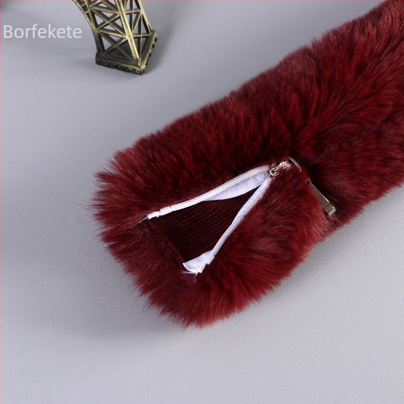 Plüss kézitáska pánt műbőrhatású, cipzárral és fém lánccal, vállon vagy crossbody stílusban
