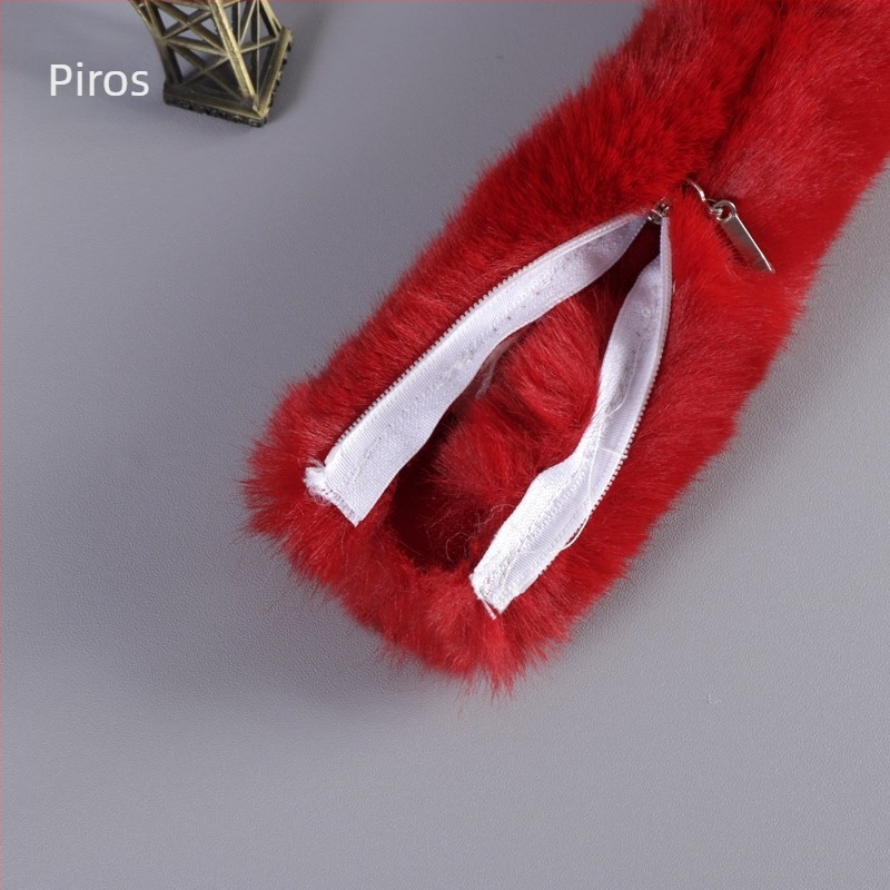 Plüss kézitáska pánt műbőrhatású, cipzárral és fém lánccal, vállon vagy crossbody stílusban