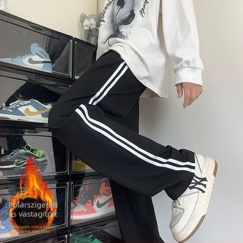 Háromcsíkos iskolai sportnadrág fleece béléssel, egyenes szárú, középmagas derekú, öv és fűzőzár
