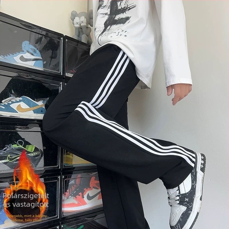 Háromcsíkos iskolai sportnadrág fleece béléssel, egyenes szárú, középmagas derekú, öv és fűzőzár
