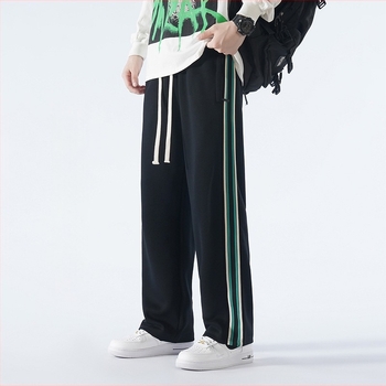 Tinédzsernek szóló casual sport nadrág fleece anyagból, pamut-keverék, csíkos mintázat, középmagas derék, öv és kötős zárás, szabad szabás, téli szezon