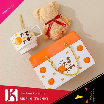 Ajándékdobozos bögrés készlet – kerámiás bögre logóval, porcelán, mikróhullámú sütőben használható, 3 darab, UCOROOM