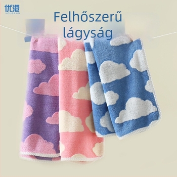 Párok számára készült fürdőszett négy részből: fürdőköpenyek és törölközők korall-fleece Jacquard mintával, felhő motívummal