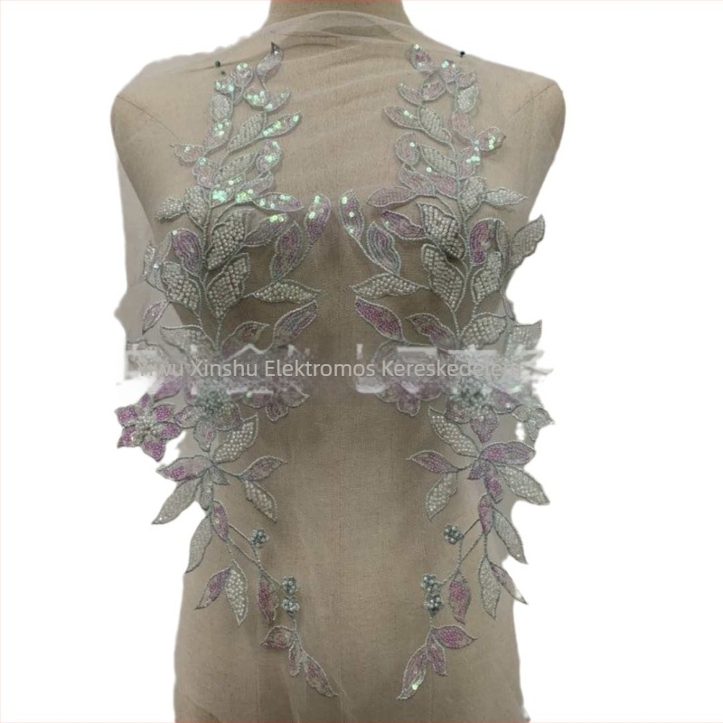 3D gyöngyhímzéses csipke applikáció ruházathoz – anyagok: gyöngycső hímzés, üveggolyó-gyöngyök, háló, hímzőfonal; márka Xin Shu; alkalmas nők ruházatára és esküvői ruhára; felhasználás: Hanfu, ruhák, partyruha; folyamat: gyöngyhímzés