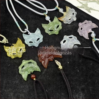 Farkasmaszkos medálos karkötő chalcedonból, természetes chalcedon, kör alakú gyöngyök, polírozott felület, Si2 tisztaság