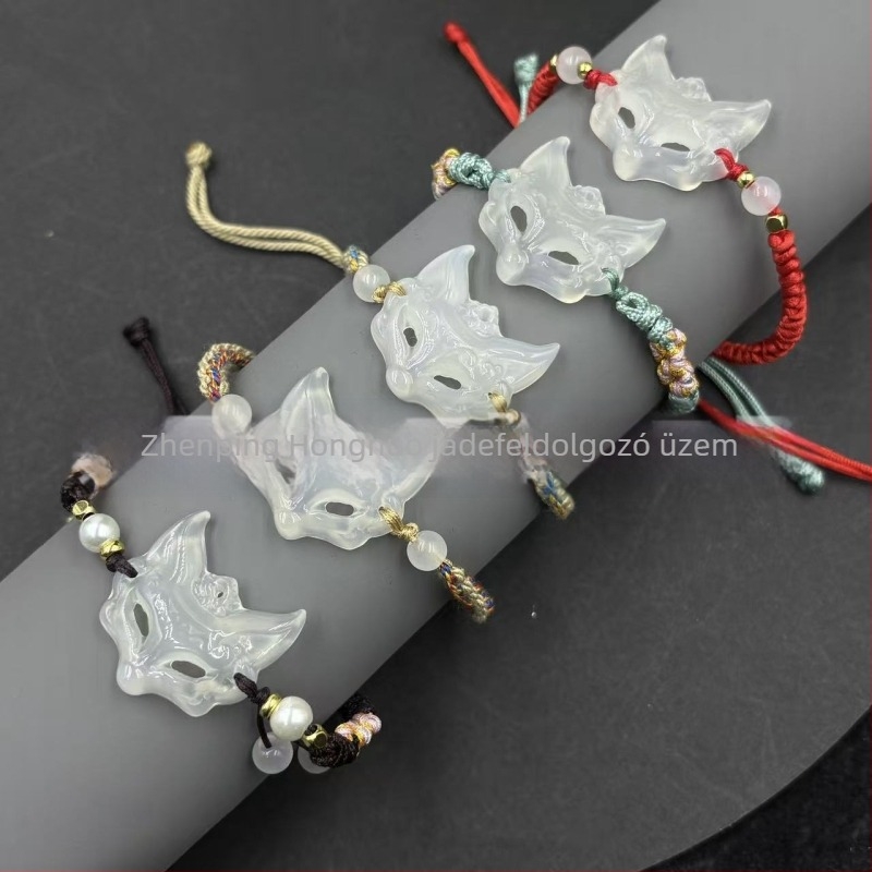 Farkasmaszkos medálos karkötő chalcedonból, természetes chalcedon, kör alakú gyöngyök, polírozott felület, Si2 tisztaság