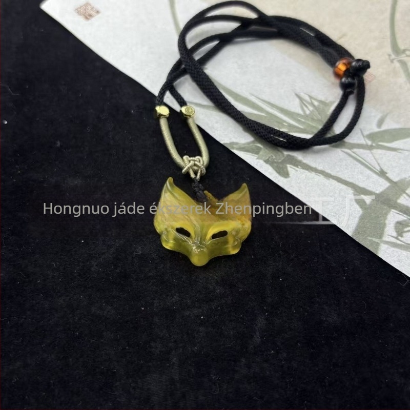 Farkasmaszkos medálos karkötő chalcedonból, természetes chalcedon, kör alakú gyöngyök, polírozott felület, Si2 tisztaság