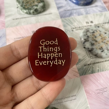 Dragon Roar Kristály tenyérkő meditációhoz és hálaadásra, természetes kristály, modern minimalista stílus, gravírozás és polírozás, egyedi csomagolás