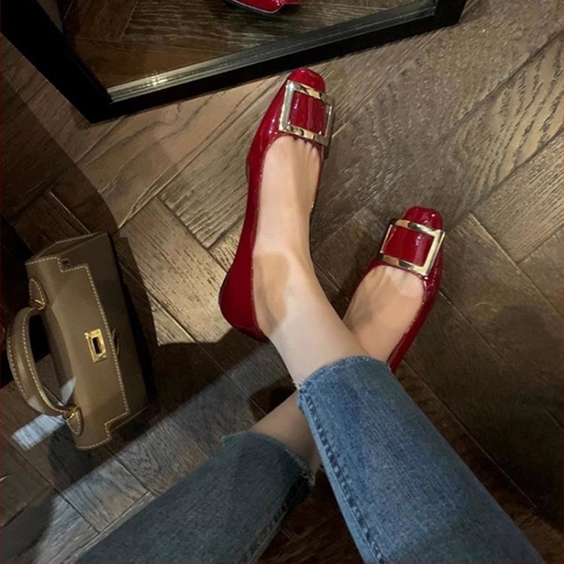 Női cipő négyszögletes csattal és négyszögletes orral, közepes sarkú 3-6 cm, patent bőr, belső báránybőr