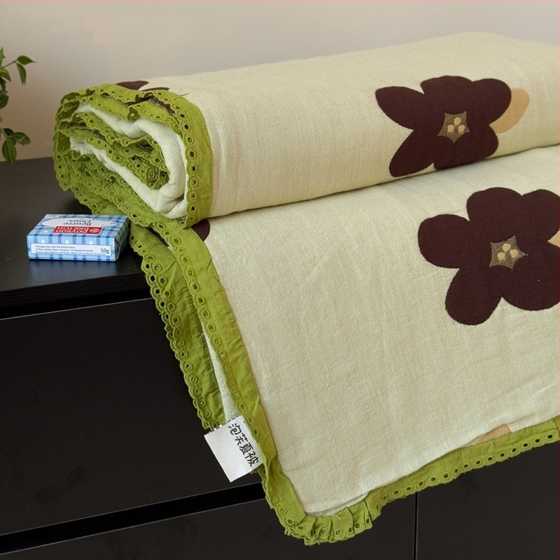 Öt rétegű géz puff pléd csipkével – 100% pamut; reaktív színezés; súly 1.1–1.5 kg; tavasz–ősz; növények és virágok mintája