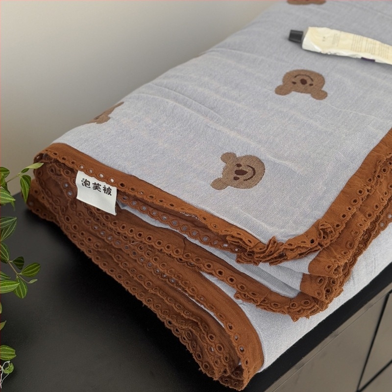 Öt rétegű géz puff pléd csipkével – 100% pamut; reaktív színezés; súly 1.1–1.5 kg; tavasz–ősz; növények és virágok mintája