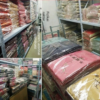 Női kötött pléd-sál ujjakkal és hímzett részletekkel, imitációs kasmír, szélesség 70 cm, monokróm mintázat