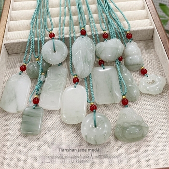Tianshan jáde medál Ruyi Buddha dizájnnal, nyaklánc