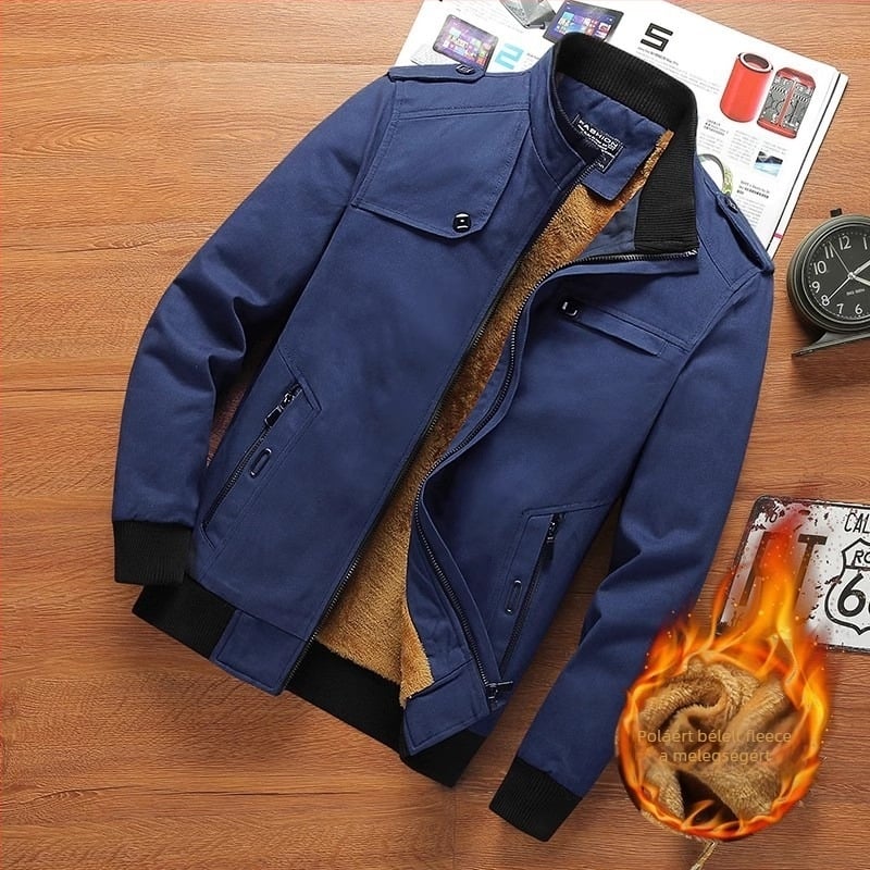 Férfi külső kabát, hosszú ujjú, állógallér, fleece bélés, vastag, elülső cipzár és zsebek cipzárral.