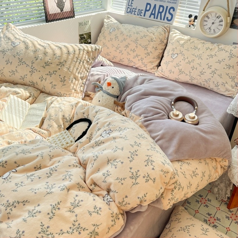 Őszi–téli tejbársony négyrészes ágyneműkészlet, vastag kétoldalas flanellel, paplanhuzattal és korall bársony ágyneműhuzattal