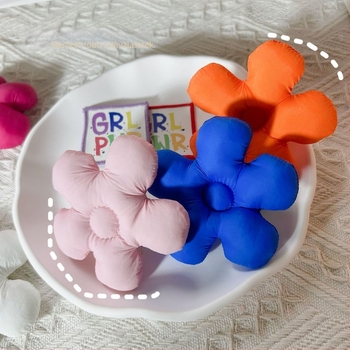 Textil kiegészítők: ötpetálos virág textilből, pamut töltettel — DIY brooch gyerekruhákhoz, származás: Jinhua, 2023 tavasz