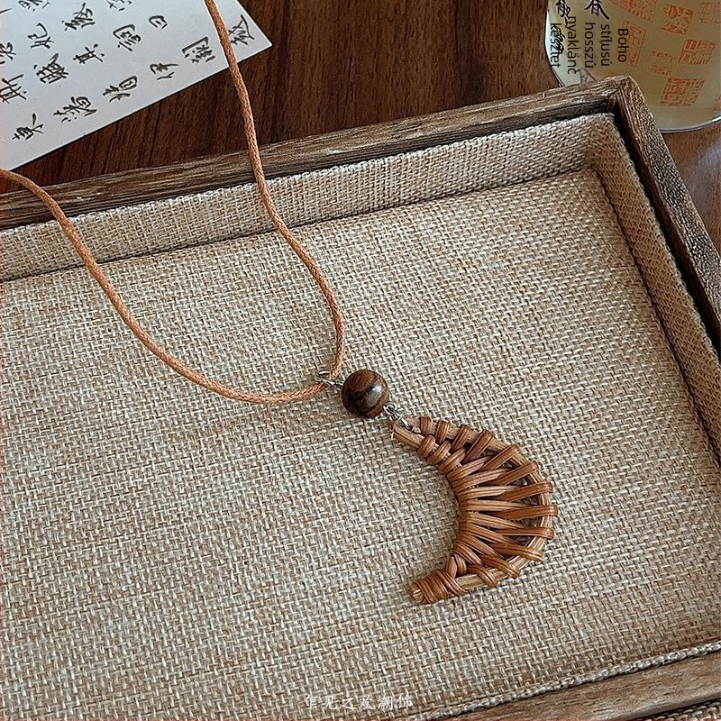 Hosszú női nyaklánc geometriás medállal, koreai stílus, cinkötvözet, 2025 tavasz