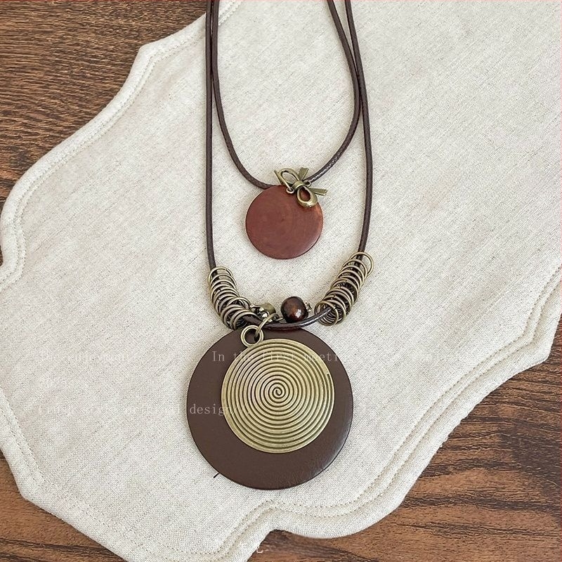 Hosszú női nyaklánc geometriás medállal, koreai stílus, cinkötvözet, 2025 tavasz