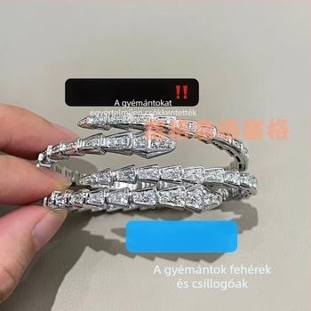 Kígyó karkötő többszögű kígyófej dizájnal, gyémántos kivitel, 18K bevonat (Anyag: V gold; Kezelés: Gyémánt; Eredet: Guangzhou; Évszak: 2023 ősz; Stílus: Könnyű luxus)