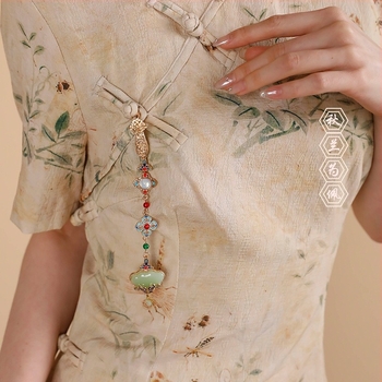 Ötvözetből készült brooch kínai stílusban, sokoldalú dizájnnal (szív, virág, masni, rombusz, geometriai formák); dekoratív viselet, duális funkcióval – medálként is használható.