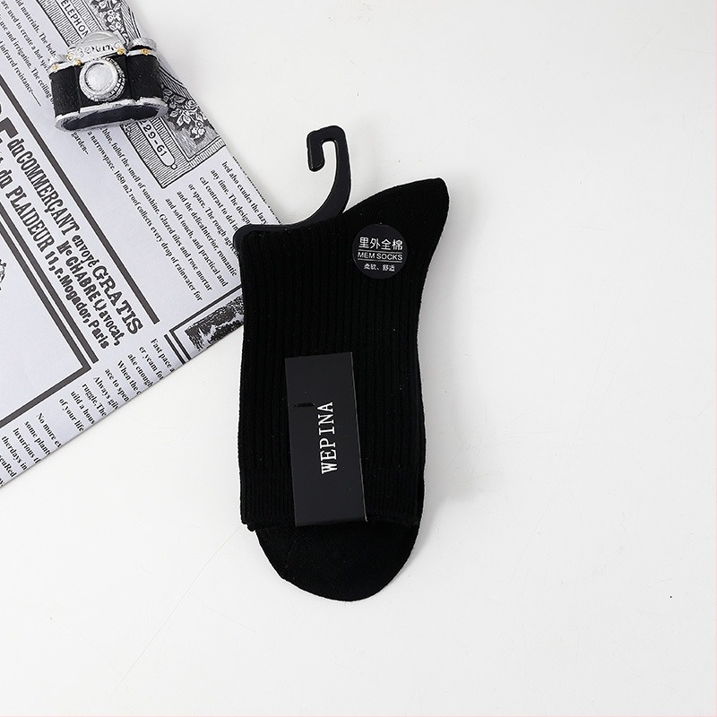 Férfi pamut zokni, középmagas szárú, csúszásmentes, izzadságot felszívó és szagtalanító hatású (90–95% pamut; középmagasságú szár; dupla tűs kötés)