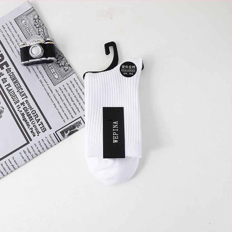 Férfi pamut zokni, középmagas szárú, csúszásmentes, izzadságot felszívó és szagtalanító hatású (90–95% pamut; középmagasságú szár; dupla tűs kötés)