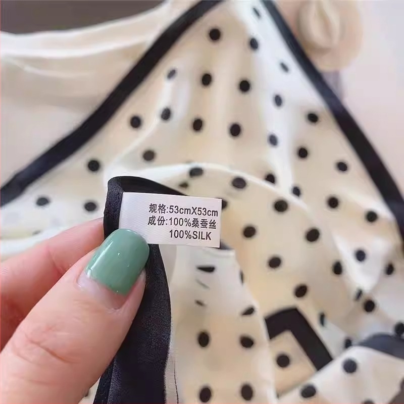 100% mulberry selyem, selyem-szatin felületű kis négyzet alakú sál pöttyös mintával, twill szövés