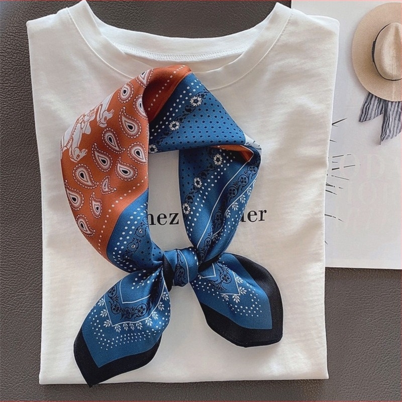 100% mulberry selyem, selyem-szatin felületű kis négyzet alakú sál pöttyös mintával, twill szövés