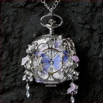 Mozgó, valódi pillangó-példányos zsebóra, ideális ajándék lányoknak és barátnőknek (Elektronikus működés; 35 m vízállóság; szilikon tokkal; kör alakú számlap; ABS üveg)