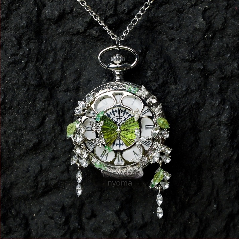 Mozgó, valódi pillangó-példányos zsebóra, ideális ajándék lányoknak és barátnőknek (Elektronikus működés; 35 m vízállóság; szilikon tokkal; kör alakú számlap; ABS üveg)