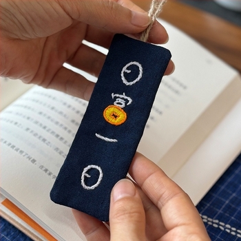 Keresztszemes készlet cheongsam medálos könyvjelzőhöz, kezdőbarát virágos minta, pamut és len anyag