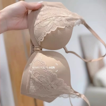 Csipkés melltartó elöl záródóval, kosár 3/4, anyag nylon, bélés nylon, összegyűjti kebleket