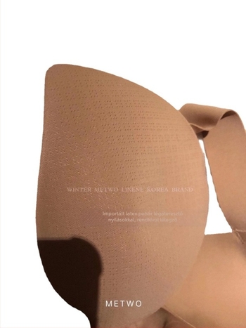 Nylon anyagú moldált kosaras melltartó, 3/4 kosár, egy részes kialakítás, fixált dupla vállpántok, hátul egy sor csat