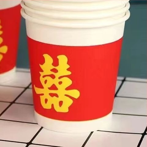 Egyszer használatos papírtál aranyfóliával a tavaszi ünnepi családi étkezésekhez; anyag: papír + PE film; eltarthatóság: 12 hónap; kategória: egyszer használatos tál