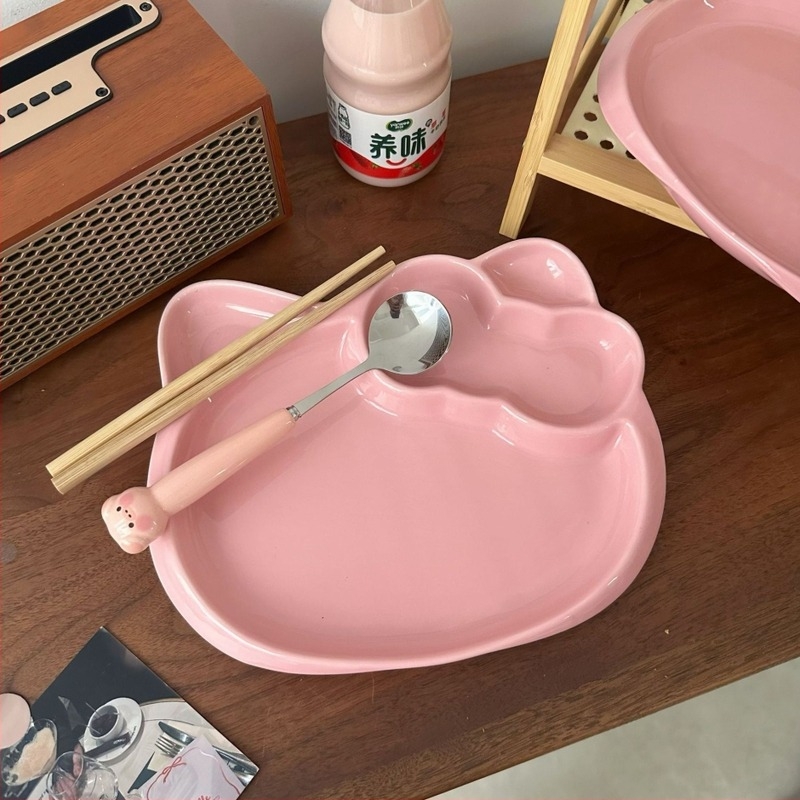 Porcelán osztott tál karikatúra macska motívummal, szabálytalan forma, kézzel festett felület, modern minimalista stílus