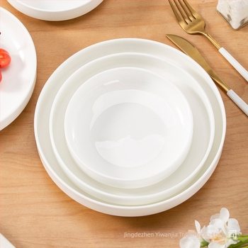 Csontporcelán tányér, kör alakú, több mint 45% csontpor, mikrohullámú sütőben használható, felület alatti glazúrral
