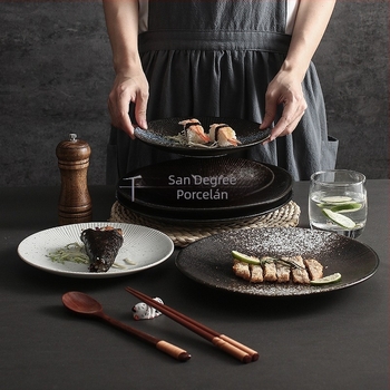 Kerek porcelán vacsoratányér, aláglazúros vonalas mintával, mikrohullámú sütőben használható, könnyű luxus retro stílus — Thousand Three Degrees