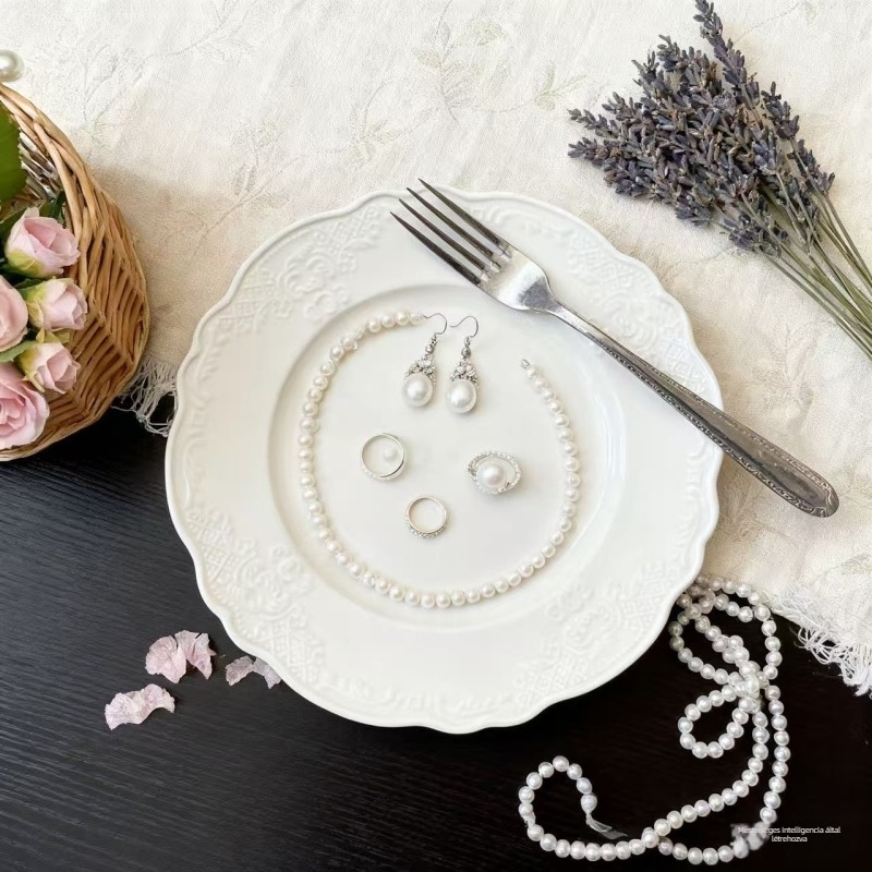 Porcelán lapos tál, kör alakú, modern minimális dizájn, gravírozott felület, mikróban is használható, testreszabható és logó nyomtatható