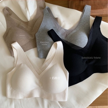 Sima varrás nélküli melltartó, veszt-stílusú push-up, 3/4 kosár, formázott kosár pamutból (felül vékony, alul vastag), fő anyag nylon 80–90%, bélés spandex, rögzített dupla vállpántok, hátsó formázó dizájn