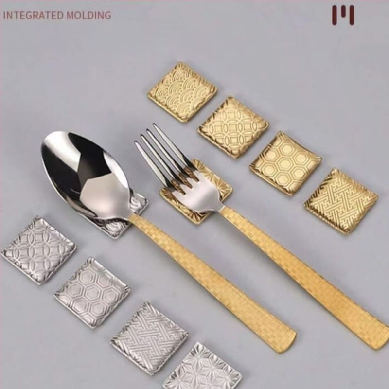 304 rozsdamentes acél tartó chopstick- és kanál számára, kalapált mintával; étkezőasztalhoz hotelszállodában és otthon; logónyomás elérhető; 1 db; tartja a pálcikákat, késeket, villákat és kanalat