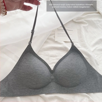 Halter nyakú melltartó kis keblekhez, 3/4 kosár, kivehető dupla vállpántok, formázott kosár vékony felsőrésszel és vastag alsórésszel, nejlon bélés, varrat nélküli, hátsó nélkül
